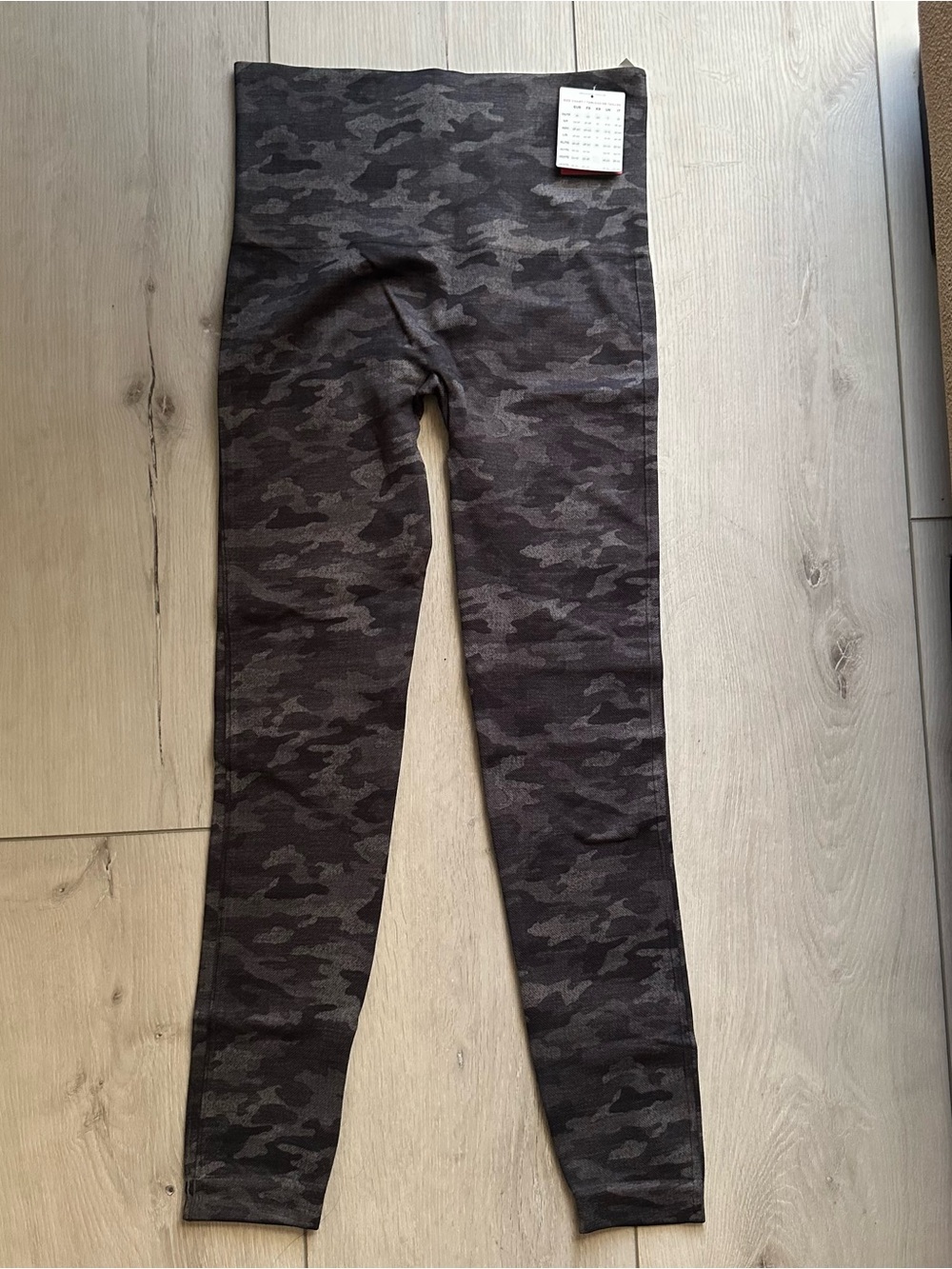 NWT SPANX Look At Me Now Black Camo Seamless Leggings Size Medium